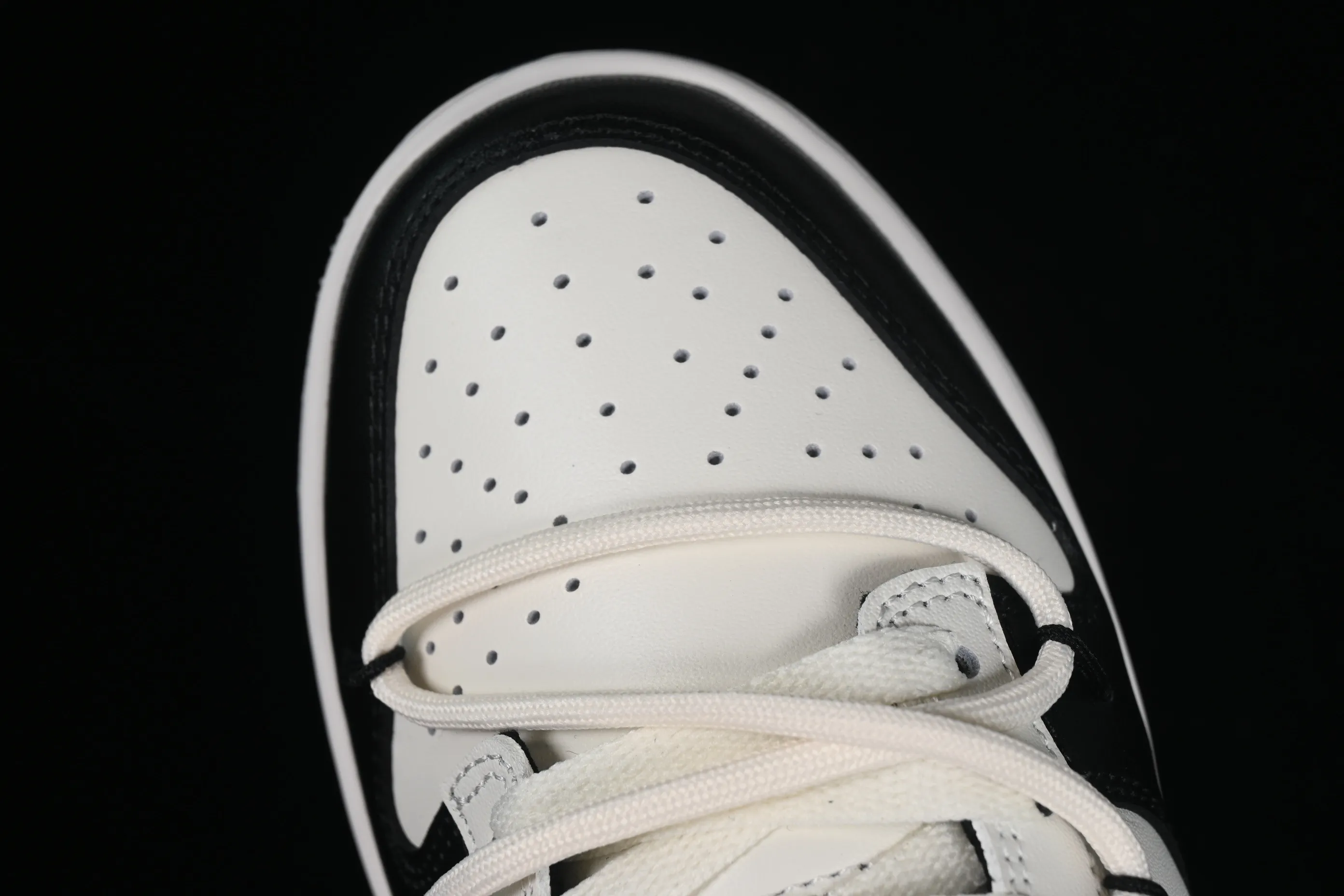 All Categories Nk SB Dunk Series Nk SB Dunk Low Low-top sneakers Nk Dunk Retro Saml Panda Prank Black and white retro style SB strap low-top casual sneakers DD1391-100